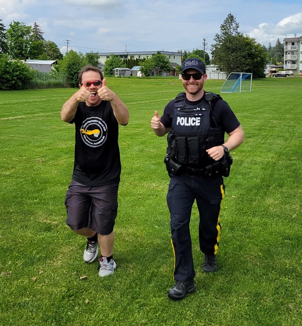 Cst. Curtis Davies runs with a Special Olympics Athlete