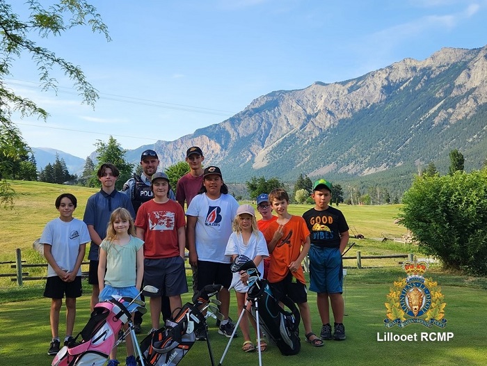 Cst Geoff Love and several junior golfers